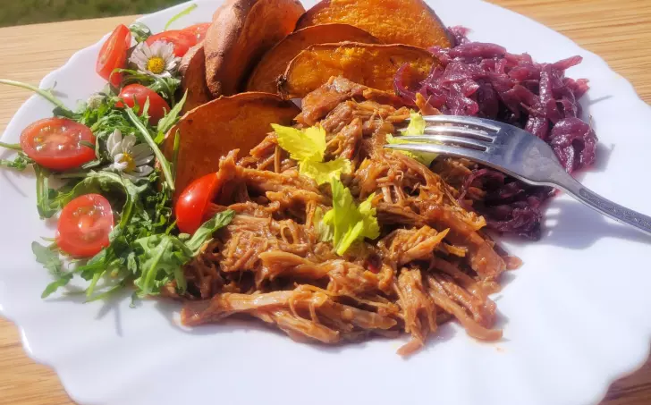 TRHANÉ VEPŘOVÉ MASO PEČENÝM BATÁTEM A CIBULOVOU MARMELÁDOU