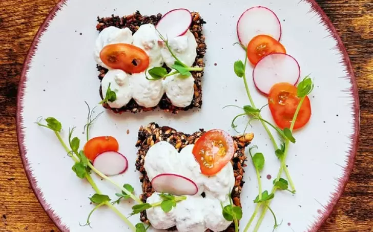 Nivová pomazánka a semínkové krekry