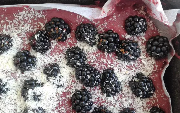 Posypeme ostružinami nebo jiným tmavým ovocem - dobré jsou švestky, třešně, višně atd. 
Pečeme 15 minut na 180°C, poté ztlumíme na 160°C a pečeme dalších zhruba 30 minut, dokud se koláč neodlepuje od plechu a testovací špejle není po vytáhnutí suchá.