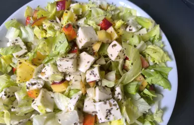 Svěží salát z mozzarelly a broskví