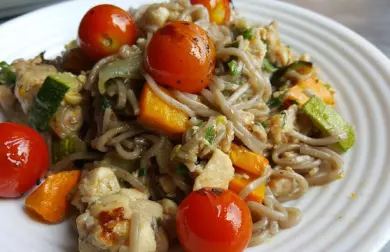 Pohankové špagety s masem a zeleninou