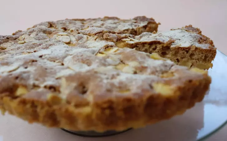 JABLEČNÝ KOLÁČ SE SKOŘICÍ A MANDLEMI