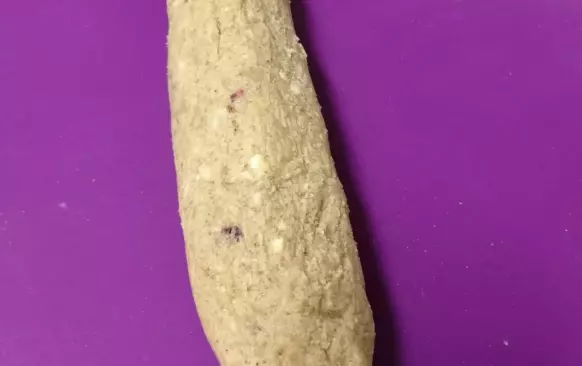 Přidáme ostatní suroviny a spojíme v hutnější těsto. 
Vytvarujeme váleček, zabalíme do fólie a na hodinu necháme odpočinout v lednici.