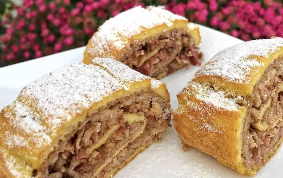 Vše na těsto pořádně smícháme. Nalijeme na plech vyloženým pečicím papírem a pečeme na 150 stupňů 10-15 minut. Po upečení opatrně těsto odlepíme od papíru a dáme ho na nový papír.

Mleté ořechy smícháme s mlékem a necháme chvíli odpočinout. Rozetřeme na upečené těsto. Jablka nastrouháme a vymačkáme přebytečnou šťávu. (Pokud chcete, můžete ořechovou část úplně vynechat a náplň mít jen z jablek.) Rozprostřeme je na těsto, posypeme skořicí a opatrně zabalíme. Potřeme rozšlehaným vajíčkem a dáme zpět do trouby. Pečeme 10-15 minut krásně dozlatova. 

✅ náplň může být v podstatě jakákoliv - maková, tvarohová, oříšková... .