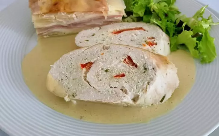 Jemná kuřecí roláda s dijonskou omáčkou a zapečená kedlubna