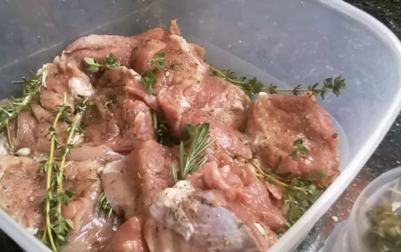 Servírujeme s česnekovým dipem, já měla od loňska i malinovou omáčku k masu a sýrům. Výborná věc, až budou maliny, udělám zase a vložím sem :)