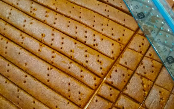 Připravte si suroviny dopředu, aby měly pokojovou teplotu a máslo bylo měkké.  Máslo vyšlehejte s erythriolem, snažte se jej co nejvíce zapracovat. Přidat můžete i jiné sladidlo, ale s erythritolem čterečky křupaly daleko víc než s xylitolem. Nakonec přidejte vejce a prošlehejte - strukrura nebude úplně krémová.

Všechny suché přísady promíchejte a postupně přidávejte k vyšlehané směsi, dokud se vše nepropojí. Výsledné těsto pak vytvarujte do válečku, zabalte do fólie a nechte odpočinout v chladničce - minimálně dvě až tři hodinky, lépe přes noc. Těsto vám ale v lednici vydrží i několik dní. 

Jakmile se chystáte k pečení, těsto vyndejte a rozválejte mezi dvěma listy pečicího papíru na tenký list. Posypte skořicí a xylitolem - těsto bude hezky křupat. Můžete místo xylitolu použít i erythritol, ten má ale trochu chladivý dozvuk - nám chutnají čtverečky víc s březovým cukrem.
Po ploše propíchejte vidličkou a obyčejným dlouhým pravítkem rozdělte na čterečky. Není to sice tak hezké jako kolečkem, ale o to rychlejší:)