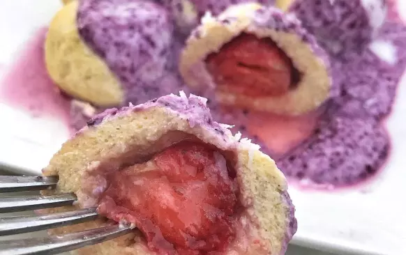 Všechny suroviny smícháme. Necháme 15 minut odležet v lednici - těsto zhoustne a knedlíky půjdou lépe tvarovat. 
Rukama vytvarujeme kolečka a naplníme ovocem (já dala jahody). Pomůžou nám namočené nebo naolejované ruce (těsto se pal nebude lepit na ruce). 
Poté knedlíky vaříme ve vroucí vodě cca 3 minuty. Nakonec nazdobte a oslaďte dle potřeby. Pro inspiraci můžete udělat borůvkový přeliv.