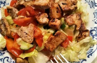 Zeleninový salát s vepřovou panenkou