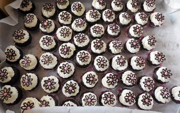 Vše vyšleháme a nastříkáme na muffiny.