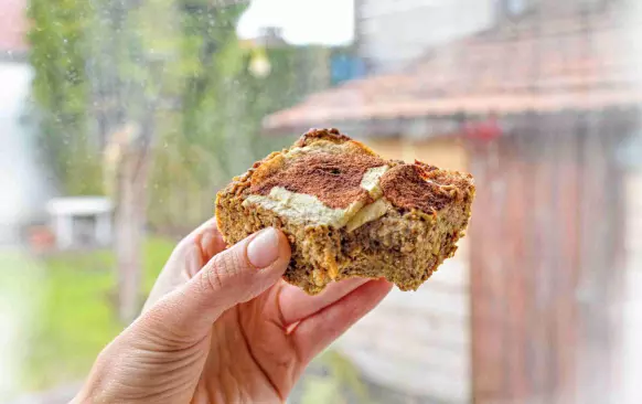 Peču v troubě 25-30 min.

Snídaňový koláč lze jíst zatepla a nebo vychlazený. Drží krásně spojený a tak může posloužit jako rychlá svačina do ruky.