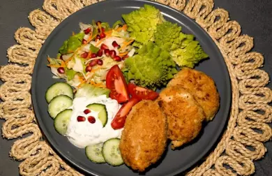 Kuřecí karbanátky s romanescem, zeleninou a jogurtovým dipem