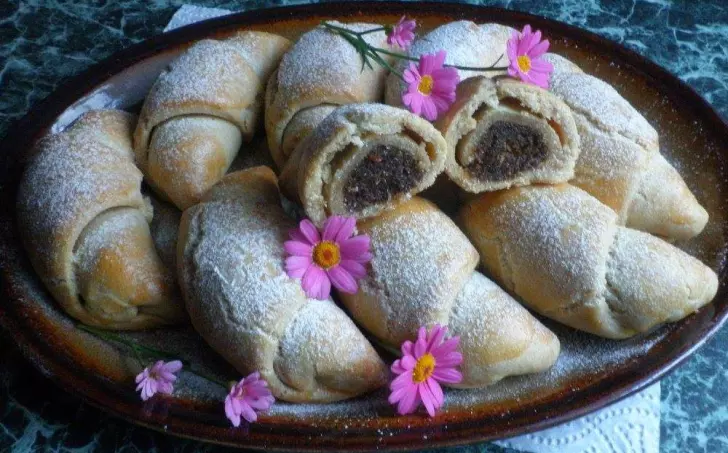 Rohlíčky s ořechy a švestkovými povidly