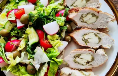 Plněné kuřecí prso se salátem