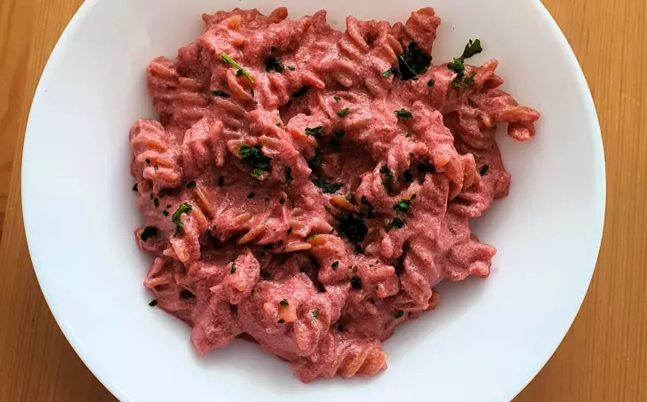 Těstoviny s omáčkou z červené řepy a cottage sýru