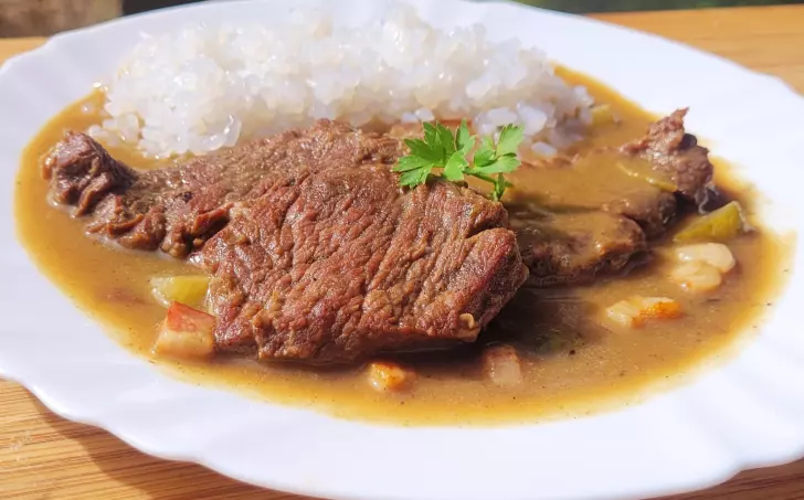 HOVĚZÍ ZNOJEMSKÁ S KONJAK RÝŽÍ