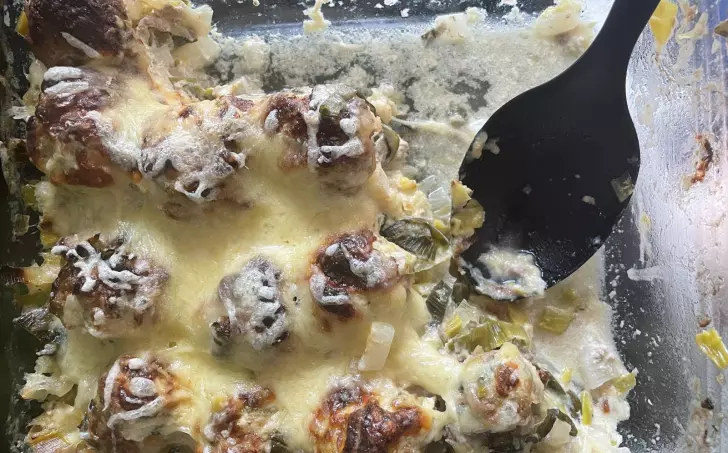 Masové koule zapečené s pórkem