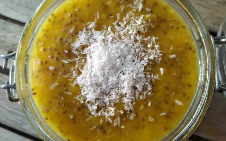 Chia puding s mangovou čepičkou