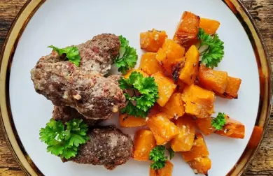 Karbanátky s nivou a slaninou, pečená dýně