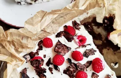 Koláč s malinami a kokosovými chipsy