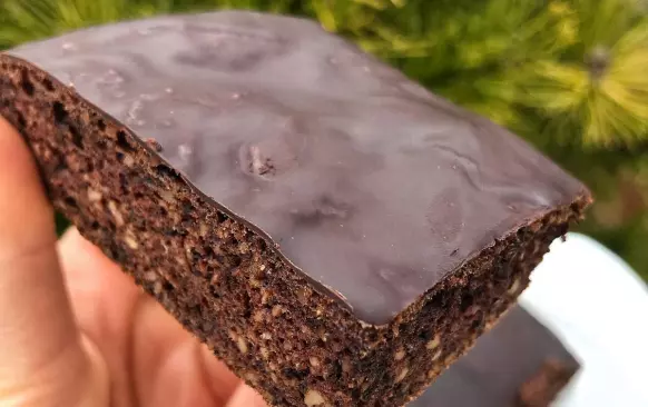 Rozpustíme kokosový olej a rozmixujeme ho s vejci a banánem tyčovým mixérem. Vmícháme všechny zbylé ingredience, nalijeme do formy (22x9 cm - na biskupský chlebíček) s pečicím papírem a pečeme na 180 stupňů cca 25 min. 
Po vychladnutí polijeme perník rozehřátou vysokoprocentní čokoládou.