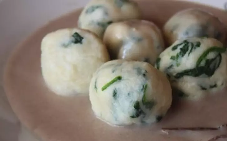 Zemiakové knedlíčky so špenátom a hríbovým krémom