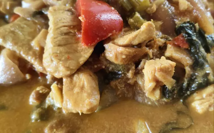 Orientální krůtí kari s houbami a kokosovým mlékem