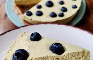 Pistáciový dort s borůvkami