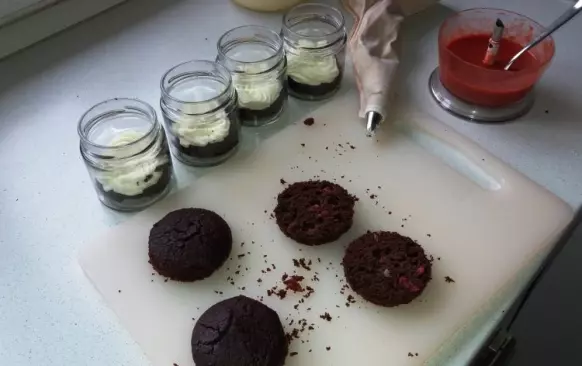 A nyní přijde na řadu sestavení dezertu. Chcete-li různé varianty, vytvořte cupcakes i poháry. Vyšlehejte mascarpone, tvaroh, smetanu, ztužovač a sladidlo dle chuti do hladkého krému. Nepřešlehejte.
Na polovinu muffinek nastříkejte pomocí cukrářského sáčku bílou "čepičku", do níž zapíchněte dvě čokopecičky jako uši. Posypte buď cukrářskými kuličkami, nebo ozdobte mašličkou. Minnie cupcakes jsou na světě.