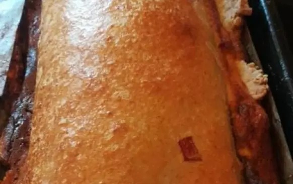 Pokrájenou šunku osmahneme na vyškvařených kostičkách anglické slaniny. Vmícháme do smetany, v níž jsme rozkvedlali žloutky a promícháme.
Na vále rozválíme na pečící papír těsto, a naklademe připravenou náplň (směs smícháme se zbylými bílky, z nichž jsme vyšlehali tuhý sníh) a zatočíme do rolády.
Můžete potřít máslem a dáme péct do předehřáté trouby na 30-35 minut.
Do směsi si můžete přidat dle chuti balkánský sýr nebo kysané zelí.