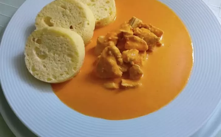 Kuřecí maso na paprice s paloučkovým knedlíkem