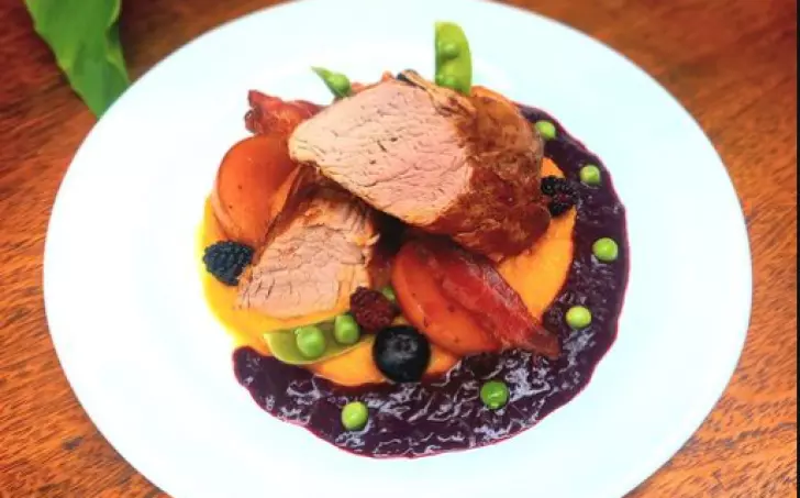 Vepřová panenka, dýňové pyré a omáčka z lesních plodů