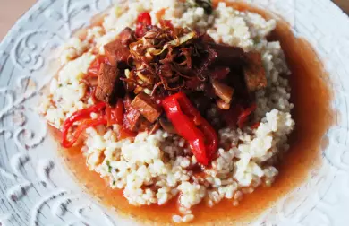 Sladkokyslé tofu obalené datľovým sirupom a balsamicom