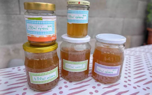 Z povrchu vychlazeného vývaru stáhnu vrstvu tuku, kterou dám pryč.

Vývar přeliji do sklenic tak, aby zůstalo 2 cm volného prostoru pod víčkem. Sklenice uzavřu a zamrazím.
Vaše Maruška