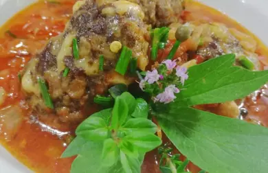 Hovädzie guličky zo syrom s rajčinovo zeleninovou omáčkou