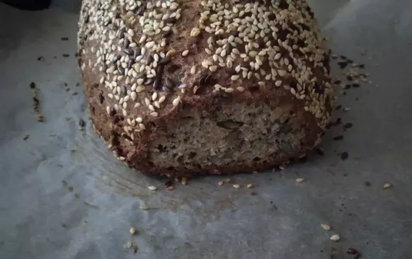 Psylium rozmixovat pro jemnějsí chuť.
Směs zrníček romixovat napůl-
Vše suché promíchat v druhé misce, pak pridat do vyšlehaných vajec.
Nechat 10-15 minut těsto odpočinout, po té dát na plech na pečící papír a posypat zrníčky.
Pečeme v troubě na 220 stupňů 50 minut