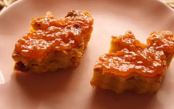 Vychladnutý koláč môžeme potrieť napríklad marhuľovým džemom, je skvelý aj na raňajky ku kávičke či čaju :)


Ak sa chceme trošku pohrať s tvarom koláča, môžeme si napríklad pomocou formičiek spraviť aj takýto halloweensky koláč :)