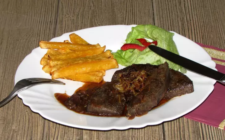 KANČÍ JÁTRA NA SLANINĚ A DÝŇOVÉ HRANOLKY