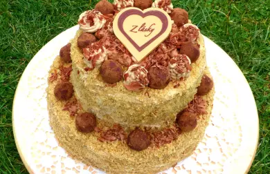 Kešu-arašídové čokoládové kuličky ve skořicovo-kakaovém kabátku