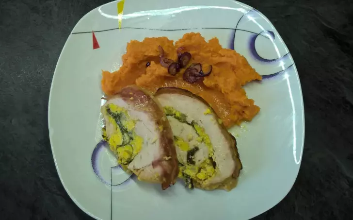 Krůtí roláda se špenátem a batátové pyré