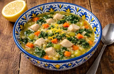 Kuřecí citronová polévka s quinoou a kapustou