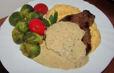 VEPŘOVÁ KRKOVICE S HOŘČIČNOU OMÁČKOU A CELEROVO MRKVOVOU KAŠÍ