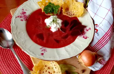 Polévka z červené řepy s parmezánovými košíčky - LC