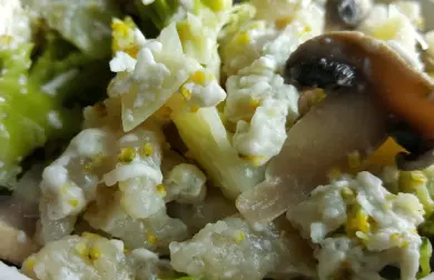 Halušky se žampiony, brokolicí a nivou