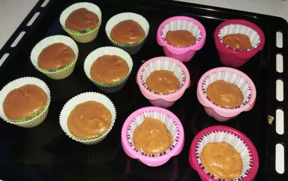 Po vytažení nechejte vychládnout na mřížce. Pečte v předehřáté troubě na 180 °C cca 25 minut.