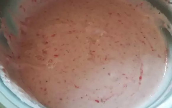 Ze surovin vypracujte těsto, vytvarujte větší kuličky a vařte ve vroucí vodě, poté co vyplavou v hrnci nahoru cca 8-10minut.
Poté přelijte jahodovým pyré, můžete použít jakékoliv sezónní ovoce (maliny, borůvky...). Ihned podávejte, rychle knedlíky chládnou.