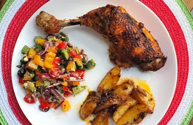 Kuřecí stehno s citronovým bramborem a řeckým salátem